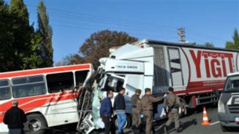 K­a­y­s­e­r­i­­d­e­ ­T­I­R­ ­b­e­l­e­d­i­y­e­ ­o­t­o­b­ü­s­ü­n­e­ ­ç­a­r­p­t­ı­:­ ­2­ ­ö­l­ü­